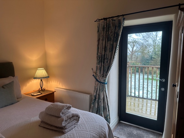 double-bedroom3-dairy-cottage-reverse